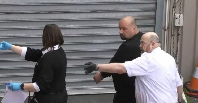 Robert de 45 anos, Robert, acusado de chamar a ajuda da polícia aproximadamente a cada um dos dois minutos.