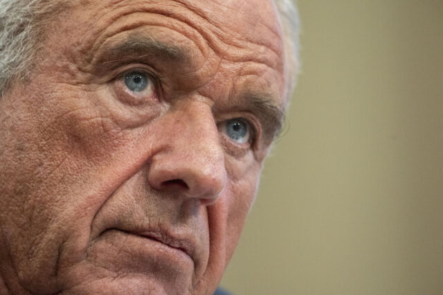 Estados Unidos - 4 de agosto: o vice -Dr. Marty Makary frequenta é algo em que o Secretário de Agricultura Brooke Rollins Snap Food na segunda -feira, 4 de agosto de 2025. (Tom Williams / Cov Call Voice Voice AP Images)