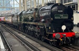 Rail Row após o trem comemorando 200 anos de ferrovias no Reino Unido está equipado com apito americano A inspiração viajará para 60 assentos para mostrar a rica história da ferrovia, mas em um cara para a tradição foi equipado com um apito americano