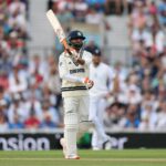 Ravindra Jadeja dá o polegar para cima quando a camiseta do ventilador é alterada.