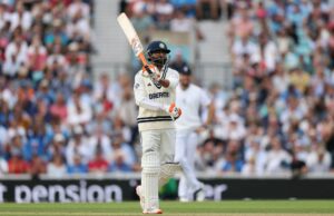 Ravindra Jadeja dá o polegar para cima quando a camiseta do ventilador é alterada. Ravindra Jadeja dá o polegar para cima quando a camiseta do ventilador é alterada.