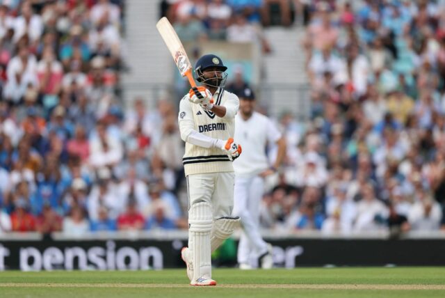 Ravindra Jadeja dá o polegar para cima quando a camiseta do ventilador é alterada.

