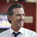 Receitas de Gavin Newsom sobre por que ele está parodiando o design de Trump