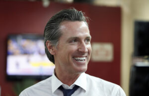Receitas de Gavin Newsom sobre por que ele está parodiando o design de Trump Receitas de Gavin Newsom sobre por que ele está parodiando o design de Trump