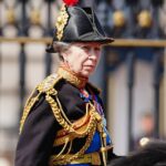 Red Face Buckingham Palácio coloca um FATOS muito embaraçosamente em seus fatos '75 sobre a princesa Anne 'para o aniversário dela