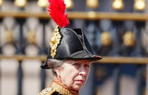 Red Face Buckingham Palácio coloca um FATOS muito embaraçosamente em seus fatos ’75 sobre a princesa Anne ‘para o aniversário dela Red Face Buckingham Palácio coloca um FATOS muito embaraçosamente em seus fatos '75 sobre a princesa Anne 'para o aniversário dela