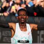 SYDNEY, Austrália - 31 de agosto: Hailemaryam Kiros Kebedew comemora vencer a maratona de homens durante a maratona de Sydney em 2025 em 31 de agosto de 2025 em Sydney, Austrália. (Foto de Jeremy Ng/Getty Images for Adidas)
