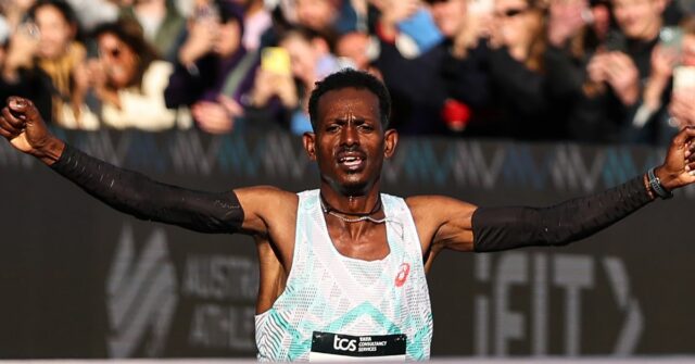 SYDNEY, Austrália - 31 de agosto: Hailemaryam Kiros Kebedew comemora vencer a maratona de homens durante a maratona de Sydney em 2025 em 31 de agosto de 2025 em Sydney, Austrália. (Foto de Jeremy Ng/Getty Images for Adidas)