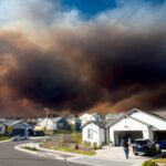 Regulamentos de evacuação que foram levantados à medida que os bombeiros estão progredindo no fogo do canyon
