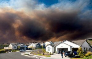 Regulamentos de evacuação que foram levantados à medida que os bombeiros estão progredindo no fogo do canyon Regulamentos de evacuação que foram levantados à medida que os bombeiros estão progredindo no fogo do canyon
