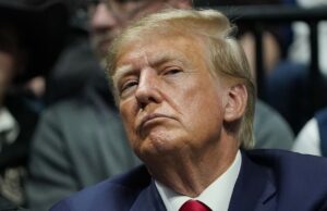 Relativamente entediado, Trump põe em risco um judeu notável FILE - George Soros, founder and chairman of the Open Society Foundations, attends the Joseph A. Schumpeter Award ceremony in Vienna, Austria, June 21, 2019. As former President Donald Trump braces for a potential indictment related to hush money payments made on his behalf during his 2016 campaign, Republicans blasting the case as politically motivated are blaming a frequent target: Soros. (AP Photo/Ronald Zak, arquivo)