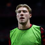 Rasmus Hojlund se aquece contra o Everton