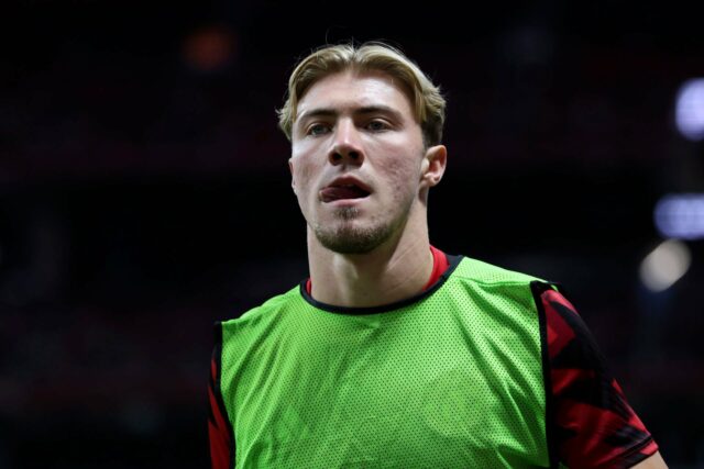 Rasmus Hojlund se aquece contra o Everton