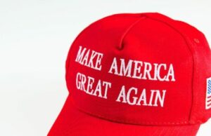 Relatório: O homem foi acompanhado por uma grande partida de futebol da liga para carregar um chapéu de maga Relatório: O homem foi acompanhado por uma grande partida de futebol da liga para carregar um chapéu de maga