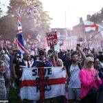 Os ativistas anti-imigração estão buscando andar no fundo do julgamento histórico desta semana que viu o Tribunal Superior ordenar a remoção de migrantes de um hotel em Epping, Essex (foto: manifestantes em Epping este mês)