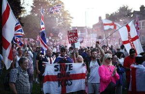 Residentes Os ativistas anti-imigração estão buscando andar no fundo do julgamento histórico desta semana que viu o Tribunal Superior ordenar a remoção de migrantes de um hotel em Epping, Essex (foto: manifestantes em Epping este mês)