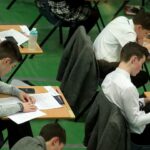 Resultados do GCSE Dia 2025: Os alunos de todo o Reino Unido receberão seus resultados nos exames em meio a avisos de uma luta 'Fiercest -Ever' para entrar na faculdade - atualizações ao vivo