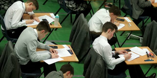 Resultados do GCSE Dia 2025: Os alunos de todo o Reino Unido receberão seus resultados nos exames em meio a avisos de uma luta 'Fiercest -Ever' para entrar na faculdade - atualizações ao vivo




