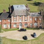 Duas famílias foram convidadas a deixar suas casas para que o príncipe e a princesa de Gales possam morar na mansão de oito quartos, Forest Lodge (foto)