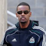 O atacante do Newcastle, Alexander Isak, saiu de uma casa luxuosa a £ 7.000 por mês