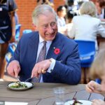 O rei Carlos III entrou em uma salada enquanto ele estava em uma turnê real na Austrália. Diz -se que Charles tem a capacidade de fazer pratos simples extravagantes para se adequar ao seu gosto