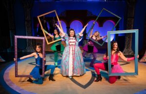 Revisão: as luzes da cidade vão ‘de cabeça para baixo’ com o musical go-go Revisão: as luzes da cidade vão 'de cabeça para baixo' com o musical go-go