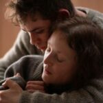 Revisão de 'Up the Hill': Vicky Krieps e Dacre Montgomery são um casal requintadamente assombrado na história austera do fantasma