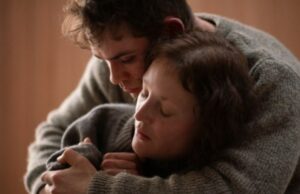 Revisão de ‘Up the Hill’: Vicky Krieps e Dacre Montgomery são um casal requintadamente assombrado na história austera do fantasma Revisão de 'Up the Hill': Vicky Krieps e Dacre Montgomery são um casal requintadamente assombrado na história austera do fantasma