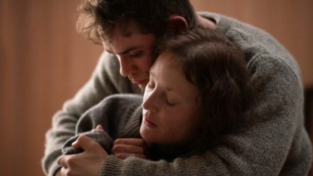 Revisão de 'Up the Hill': Vicky Krieps e Dacre Montgomery são um casal requintadamente assombrado na história austera do fantasma

