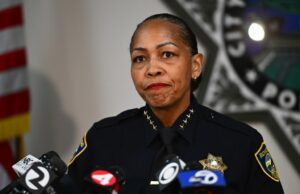 Richmond: a polícia publicou vídeos que mostram o homem que é acusado de faca antes de filmar em 4 de agosto Richmond: a polícia publicou vídeos que mostram o homem que é acusado de faca antes de filmar em 4 de agosto