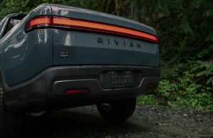 Rivian processa seus EVs diretamente em Ohio back of Rivian EV