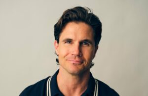 Robbie Amell explica por que (spoiler) teve que morrer no episódio final de ‘Upload. RobbieamElLupload.jpg