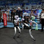 "Robot Olympíada" chinês - humanóides da corrida das 16 nações, jogam futebol, acidente e colapso