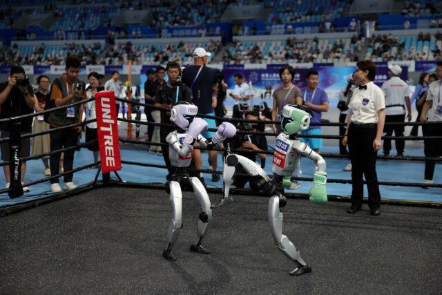 "Robot Olympíada" chinês - humanóides da corrida das 16 nações, jogam futebol, acidente e colapso

