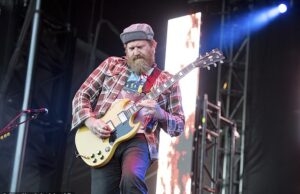 Rocker Brent Hinds de Mastodon morto aos 51 anos após o acidente de motocicleta de Horror Atlanta Brent Hinds, o ex-cantor-guitarrista da banda de heavy metal vencedor do Grammy Mastodon, morreu em um acidente de motocicleta em Atlanta com 51 anos-foto de 2017