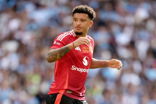 Jadon Sancho sai do campo e parece