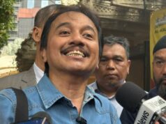 Roy Suryo disse depois de se tornar suspeito no caso do diploma Jokowi: Qual é a minha atitude? Apenas sorria Roy Sureyo enlouqueceu! Jokowi Challenge Peço desculpas abertas ou prontas para fazer ações legais