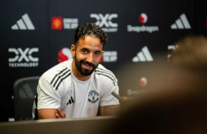 Ruben Amolim diz, Casemiro, do Manchester United, comemora o primeiro gol de suas equipes com os colegas de equipe Bruno Fernandez e Patrick Dorgu durante a partida amigável antes da temporada entre o Manchester United e o ACF Fiorentina em 09 de agosto de 2025.