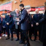 O gerente do Manchester United, Ruben Amorim, interage com Sir Alex Ferguson antes da partida da Premier League entre o Manchester United e Brighton em Old Trafford em 2025 em Manchester.