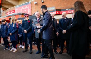 Ruben Amorim canaliza Sir Alex Ferguson interno com a mensagem “All Think” antes da colisão do Arsenal O gerente do Manchester United, Ruben Amorim, interage com Sir Alex Ferguson antes da partida da Premier League entre o Manchester United e Brighton em Old Trafford em 2025 em Manchester.