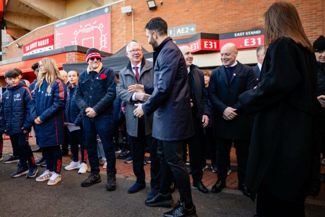 O gerente do Manchester United, Ruben Amorim, interage com Sir Alex Ferguson antes da partida da Premier League entre o Manchester United e Brighton em Old Trafford em 2025 em Manchester.