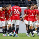 Casemiro e Mason Mount emergem como substitutos durante a partida da Premier League Summer Series entre o Manchester United e o Bournem no Soldier Field em 2025 em Chicago, Illinois.