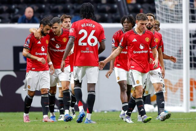 Casemiro e Mason Mount emergem como substitutos durante a partida da Premier League Summer Series entre o Manchester United e o Bournem no Soldier Field em 2025 em Chicago, Illinois.