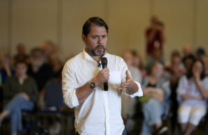 Ruben Galluso Incárdio para a multidão Iowa com Trump Tax Atant Ruben Galluso Incárdio para a multidão Iowa com Trump Tax Atant