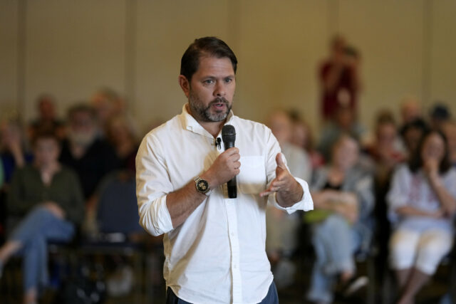 Ruben Galluso Incárdio para a multidão Iowa com Trump Tax Atant

