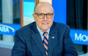 Rudy Giuliani feriu nos destroços de automóveis tardios da noite após o abandono para ajudar a alvo de violência doméstica Hoda Kotb (Conheça a imprensa)