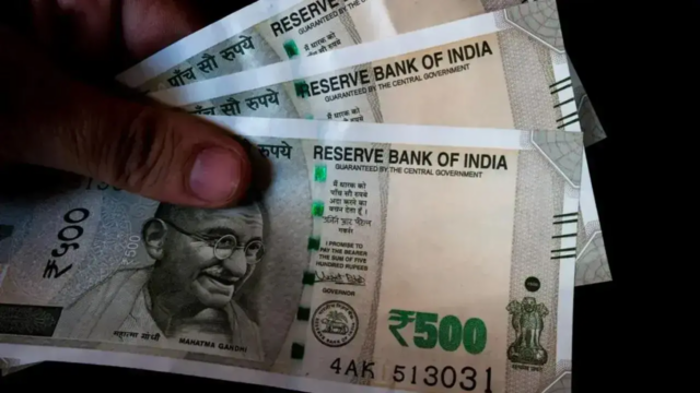 Rupee 3 Patat patrata as abordagens 87,69 a USD

