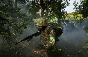 Rússia “Breakthrough” na Ucrânia: Putin está competindo para tomar território com dias de raio antes de conhecer Trump, que pode terminar a guerra para o bem Um homem do Serviço de Guarda Nacional Ucraniano da 3ª Brigada passa por uma linha de árvores não muito longe da linha de frente na direção de Pokrovsk, Ucrânia, sexta -feira, 8 de agosto de 2025