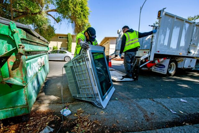 Alonzo Perez, um trabalhador de manutenção sênior da cidade de San Jose, à esquerda, e Javier Valencia, um trabalhador de manutenção 2, pega lixo que foi despejado ilegalmente em Cadillac Drive em San Jose, Califórnia, na terça -feira, 1925. Mas, depois de um esforço conjunto para reprimir a praga, as autoridades da cidade acreditam que estão progredindo para conter os moradores de descartar seu lixo indesejado. (Doug Duran/Bay Area News Group)