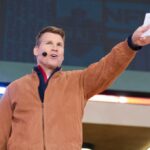 Scott Hanson, da NFL Network, fala no palco durante o terceiro dia do NFL Draft 2025 em 26 de abril de 2025 em Green Bay, Wisconsin.